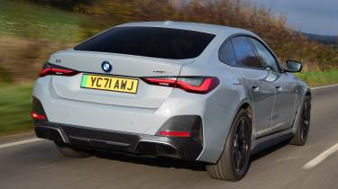 BMW i4 в движении, вид сзади